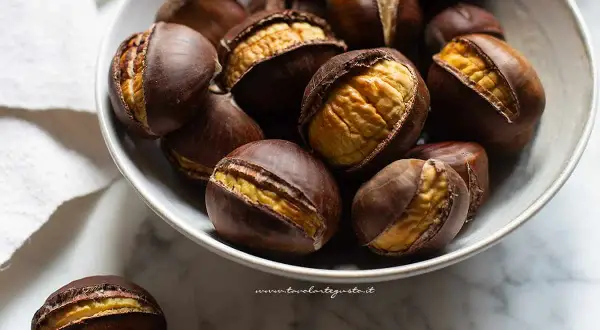 Castagne in friggitrice ad aria, dorate e pronte da gustare. Un comfort food autunnale facile e veloce.