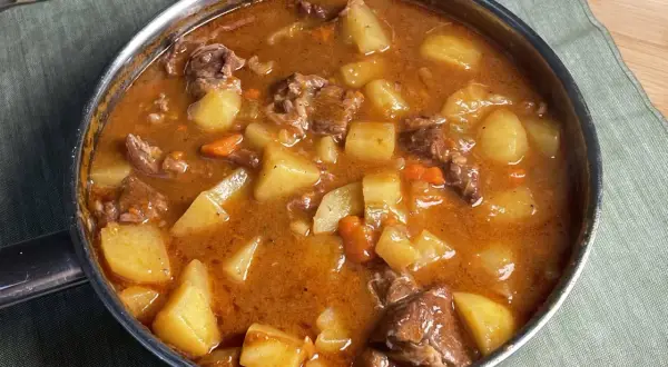 Un saporito spezzatino con patate, un classico spezzatino con patate ricetta della nonna, cotto lentamente in un tegame.