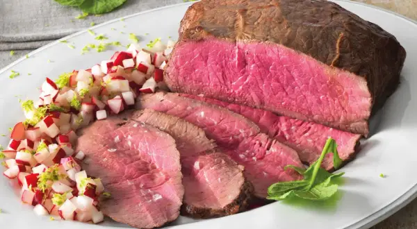 Roast beef ricetta: succulento arrosto affettato con contorno di ravanelli e scorza di lime.