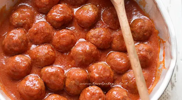 Polpette di carne succulente in un sugo rosso, pronte per essere gustate. Una ricetta polpette di carne che profuma di casa.