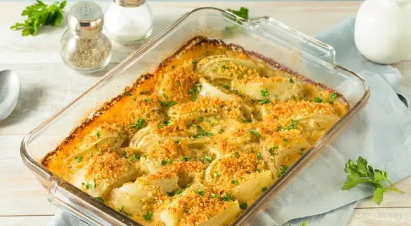 Finoçchi gratinati al forno, dorati e croccanti, con prezzemolo fresco. Un piatto invitante e saporito.