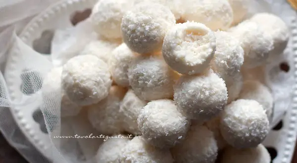 Deliziose palline di cocco, dolcetti soffici e profumati, perfetti per ogni occasione.