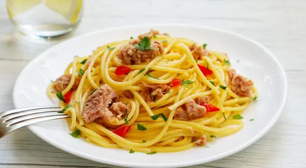 Spaghetti al tonno, un classico intramontabile, la ricetta della nonna che profuma di casa. Un piatto semplice ma ricco di sapore.