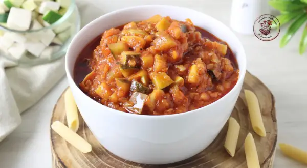 Un saporito ragù di verdure, ricco di zucchine e melanzane, pronto per condire la pasta.