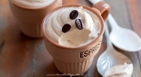 Deliziosa crema caffè fredda in tazzine, guarnita con chicchi di caffè. Perfetta per una pausa rinfrescante.