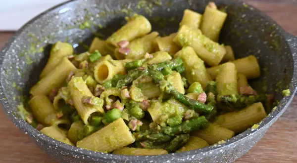 Pasta con asparagi e pancetta, un piatto fatto in casa da Benedetta, cremoso e saporito, pronto per essere gustato.