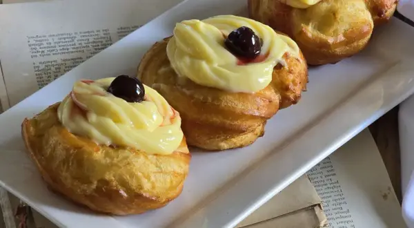 Zeppole di San Giuseppe: dolci fritti con crema pasticcera e ciliegina, un'esplosione di sapore.