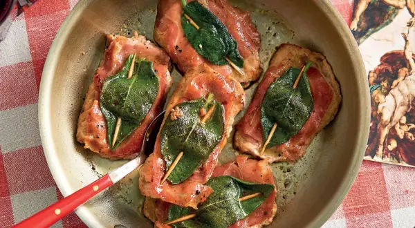 Saltimbocca alla romana in padella, con prosciutto e salvia, pronti per essere gustati.