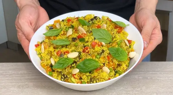 Cous cous colorato con verdure miste, mandorle e basilico. Un'idea perfetta su come condire il cous cous per un piatto fresco e gustoso.