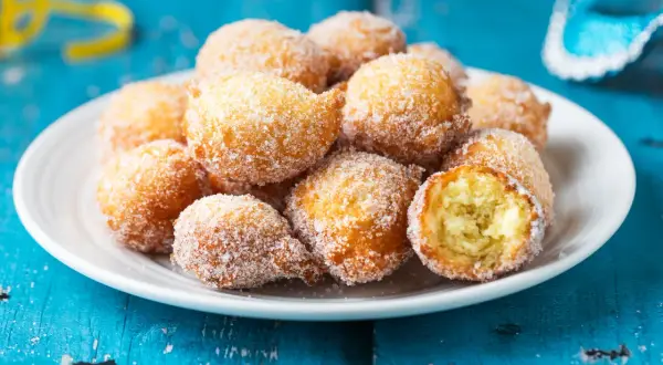 Frittelle di Carnevale facili e veloci, dorate e zuccherate, perfette per una festa.