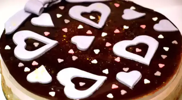 Deliziosa bavarese al cioccolato decorata con cuori lilla, cuoricini colorati e un fiocco.