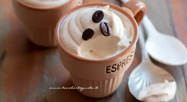 Crema al caffè veloce in tazzine, guarnita con chicchi di caffè. Perfetta per una pausa golosa.