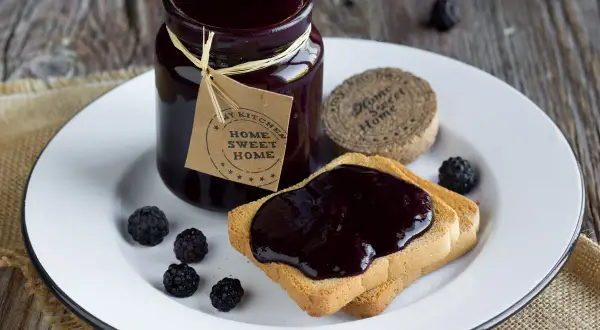 Marmellata di more fatto in casa da Benedetta, su fette biscottate, con more fresche e un'etichetta "Home Sweet Home".