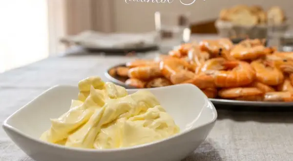 Maionese cremosa fatta in casa con minipimer, pronta per accompagnare un piatto di gamberi freschi.