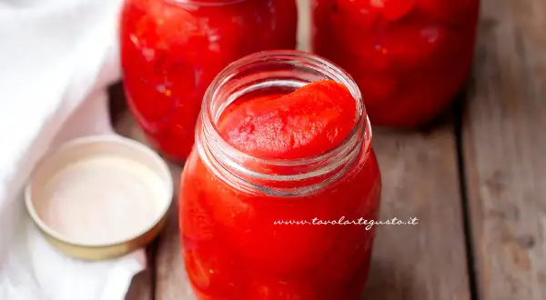 Barattoli di pomodori pelati fatti in casa, pronti per essere gustati.