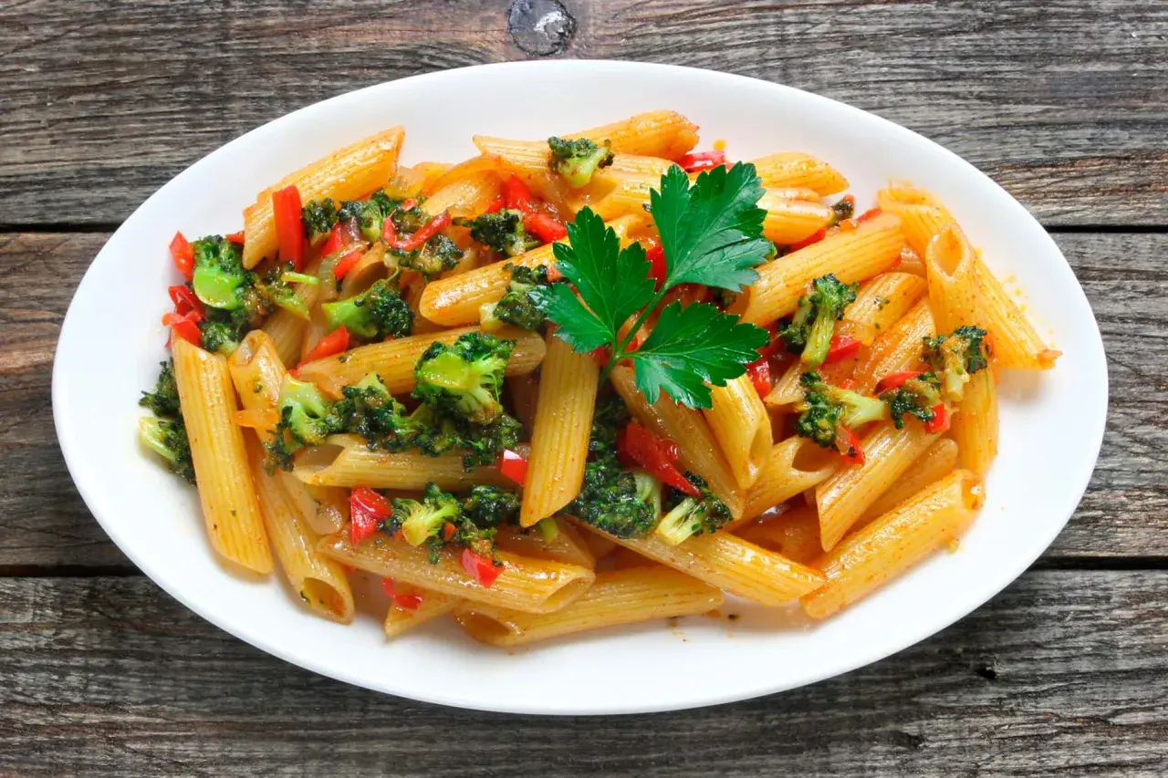 Penne con broccoli e peperoni rossi, un piatto colorato e saporito, perfetto come condimenti per pasta.