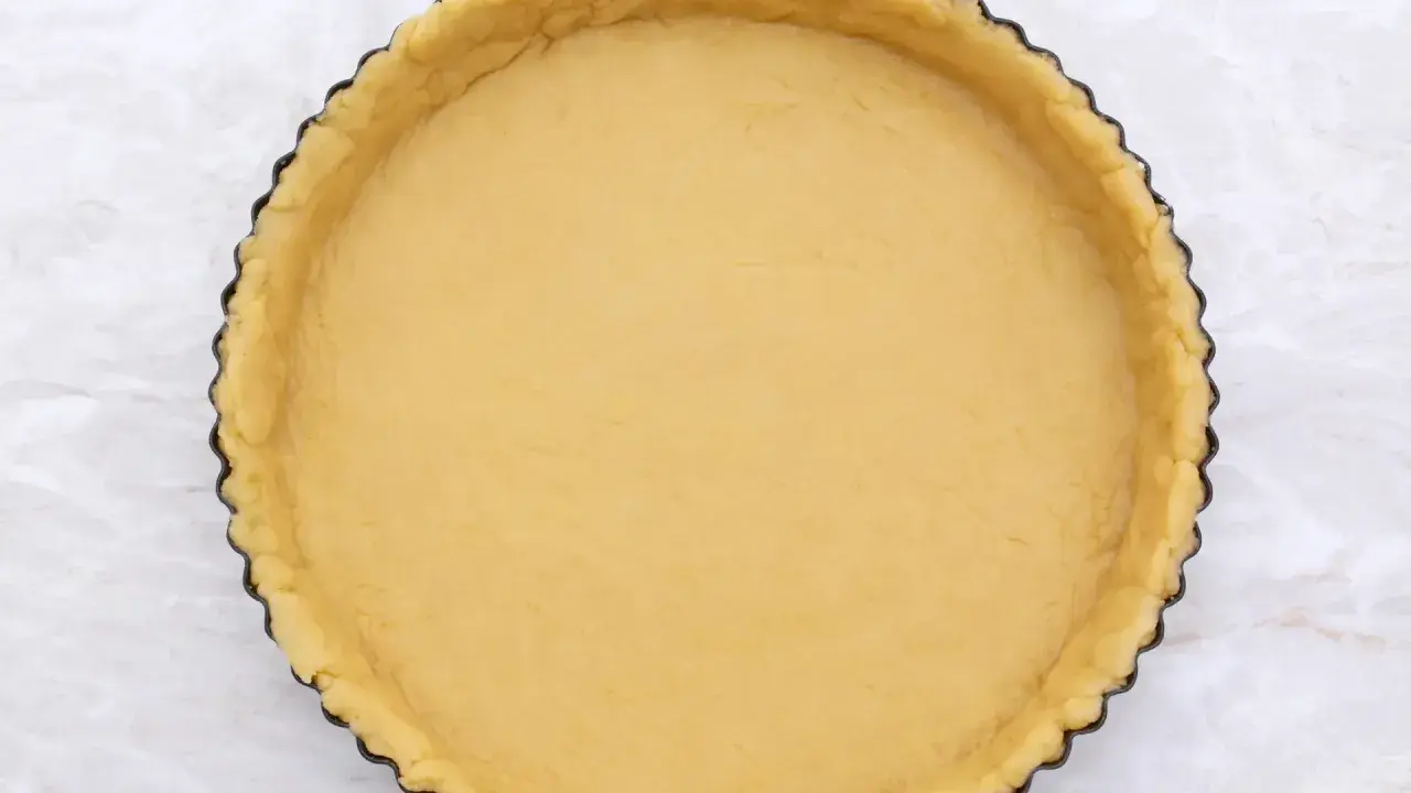 Base per crostata pronta, una deliziosa pasta frolla senza glutine, attende il suo ripieno.