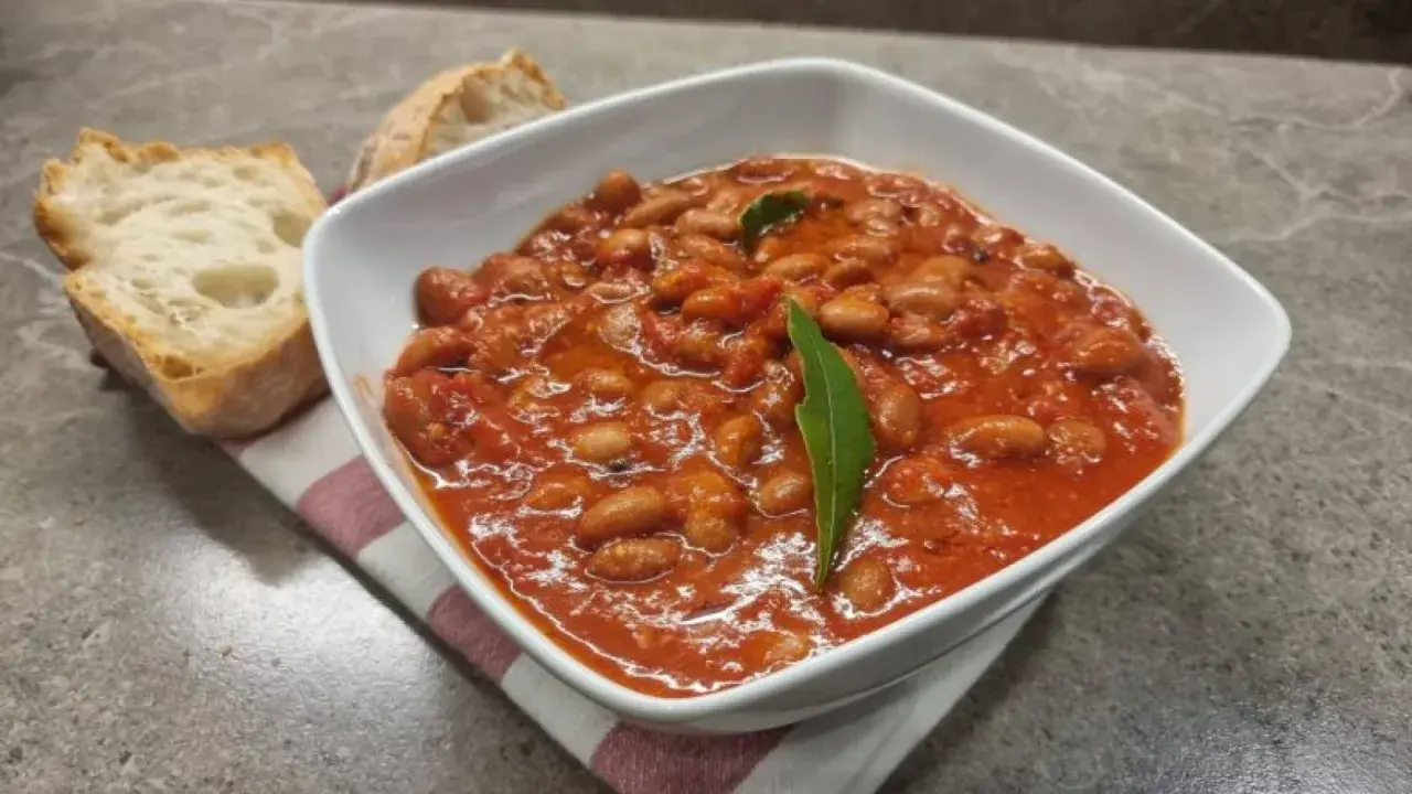 Un piatto di fagioli alla Bud Spencer, saporiti e fumanti, accompagnati da pane casereccio.