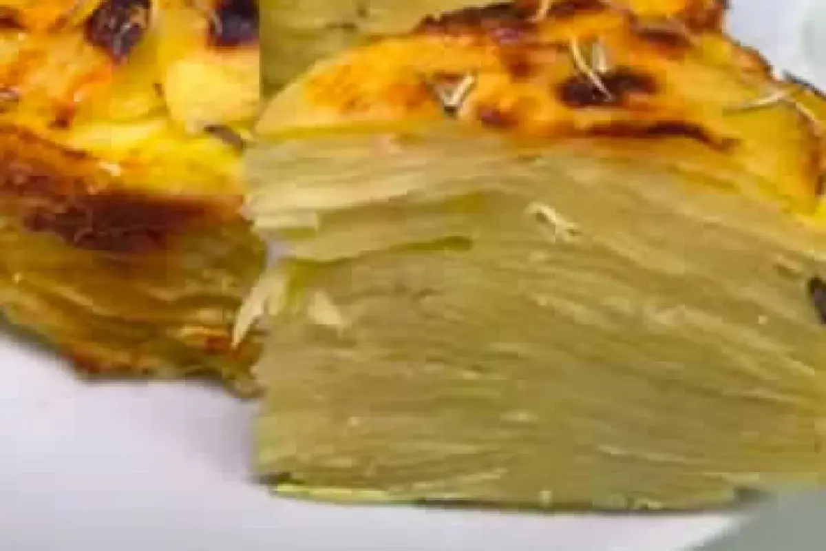 Un delizioso timballo di patate, con strati sottili e dorati, pronto per essere gustato.