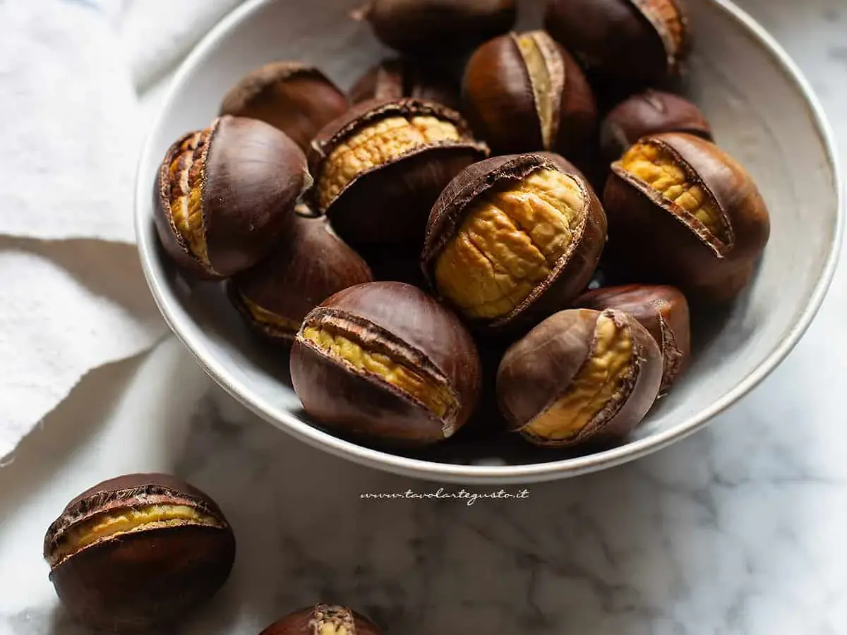 Castagne in friggitrice ad aria, dorate e pronte da gustare. Un comfort food autunnale facile e veloce.