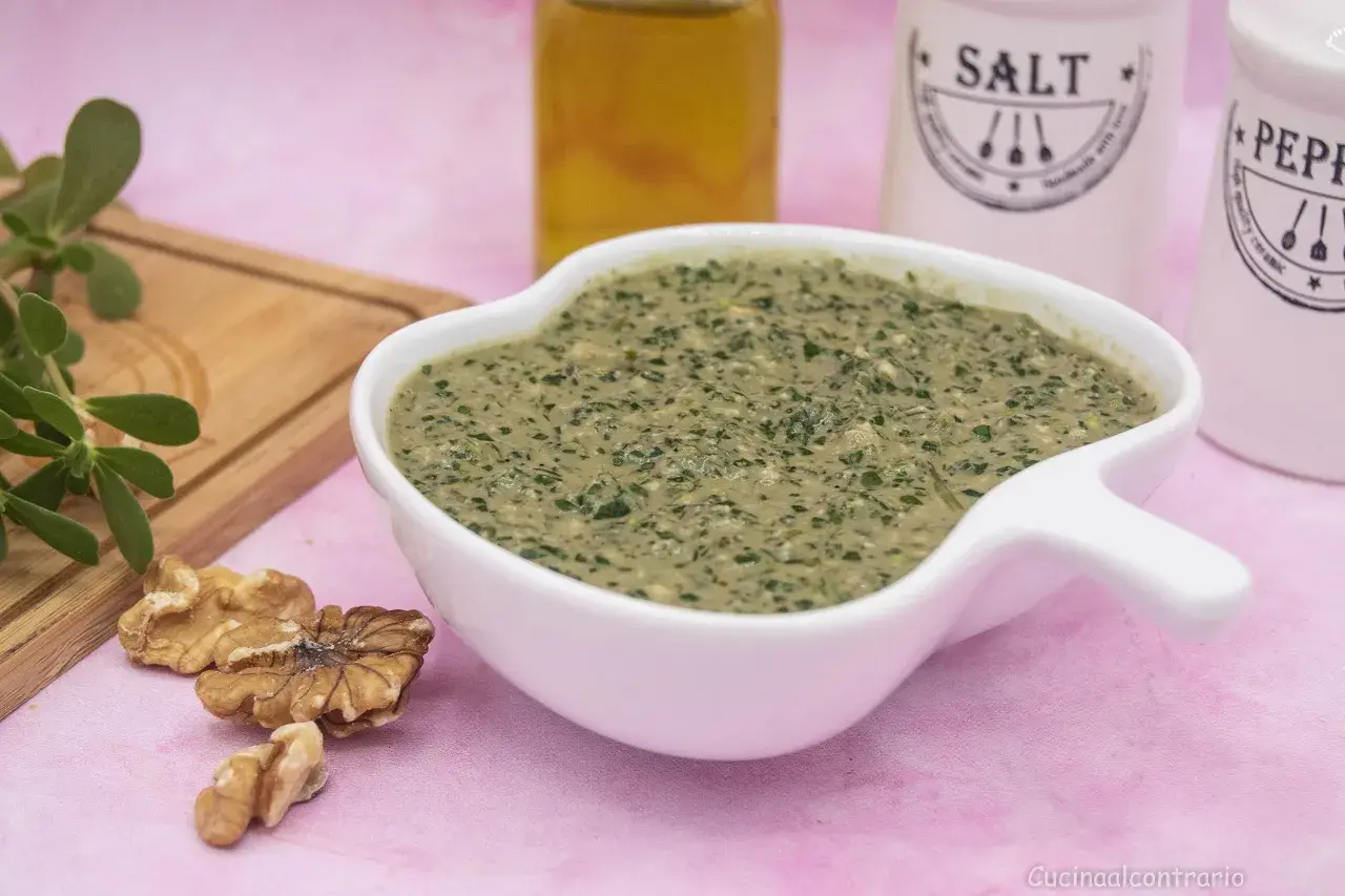 Un cremoso pesto di portulaca, arricchito da noci e olio, pronto per insaporire i tuoi piatti.