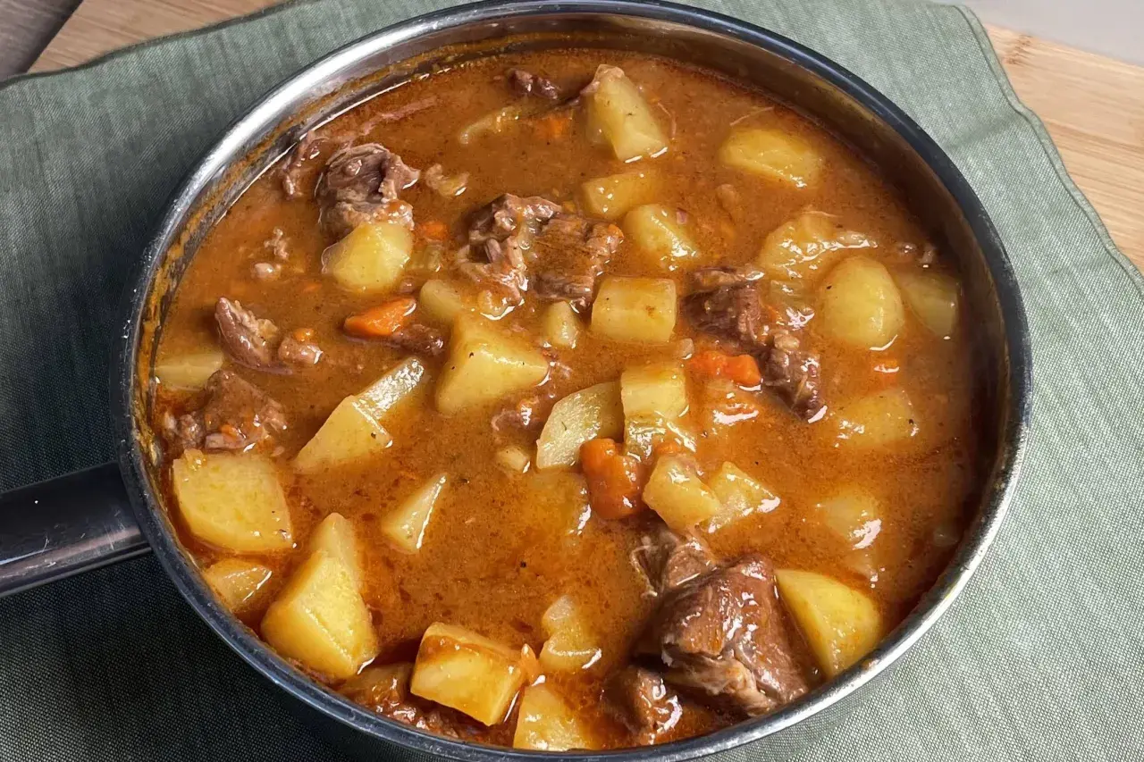 Un saporito spezzatino con patate, un classico spezzatino con patate ricetta della nonna, cotto lentamente in un tegame.
