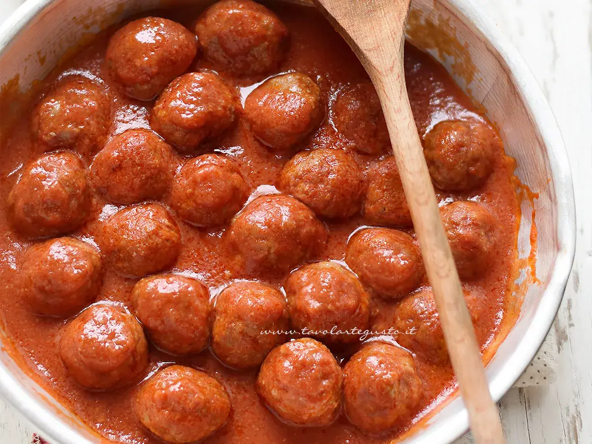 Polpette di carne succulente in un sugo rosso, pronte per essere gustate. Una ricetta polpette di carne che profuma di casa.