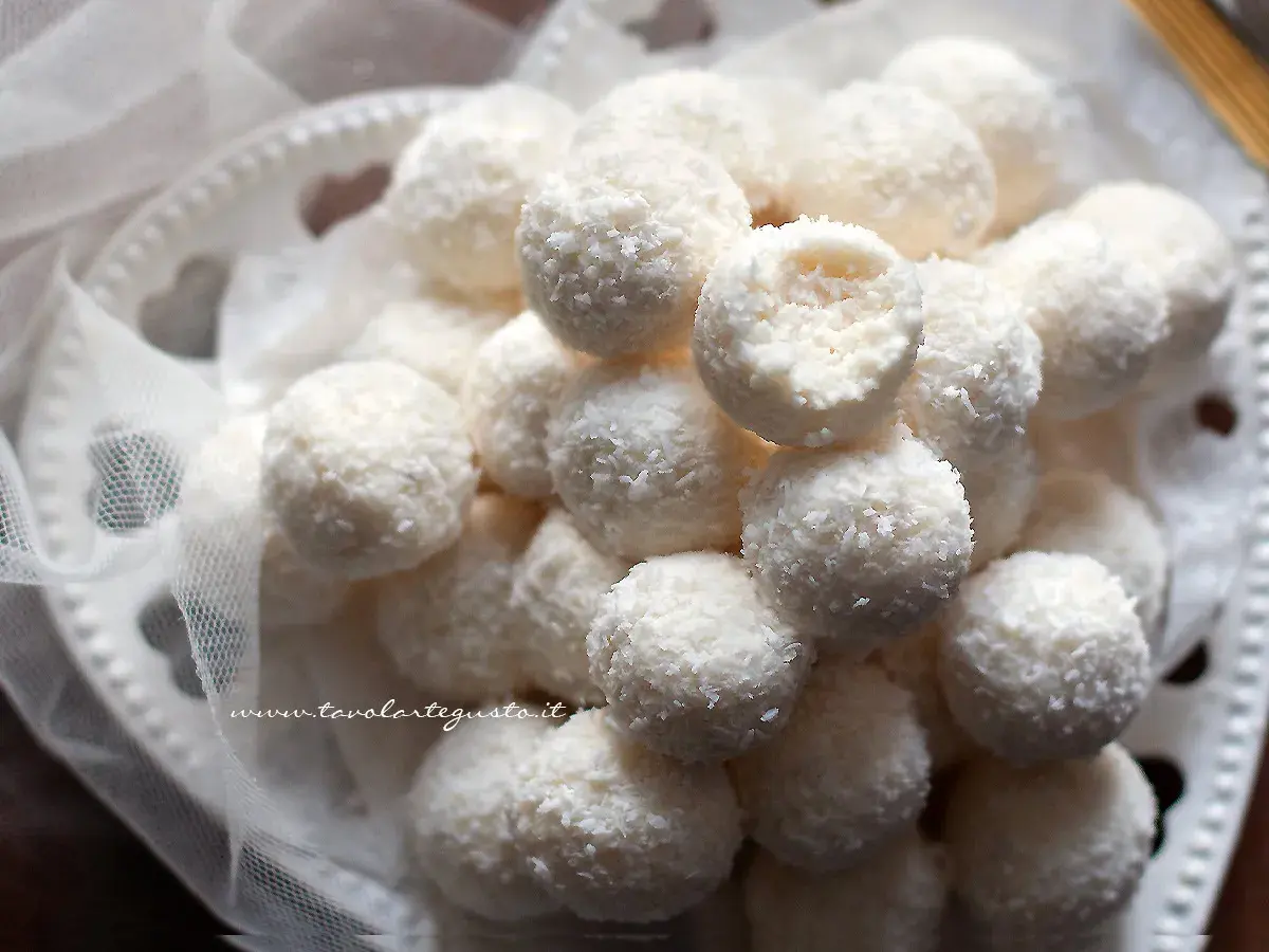 Deliziose palline di cocco, dolcetti soffici e profumati, perfetti per ogni occasione.