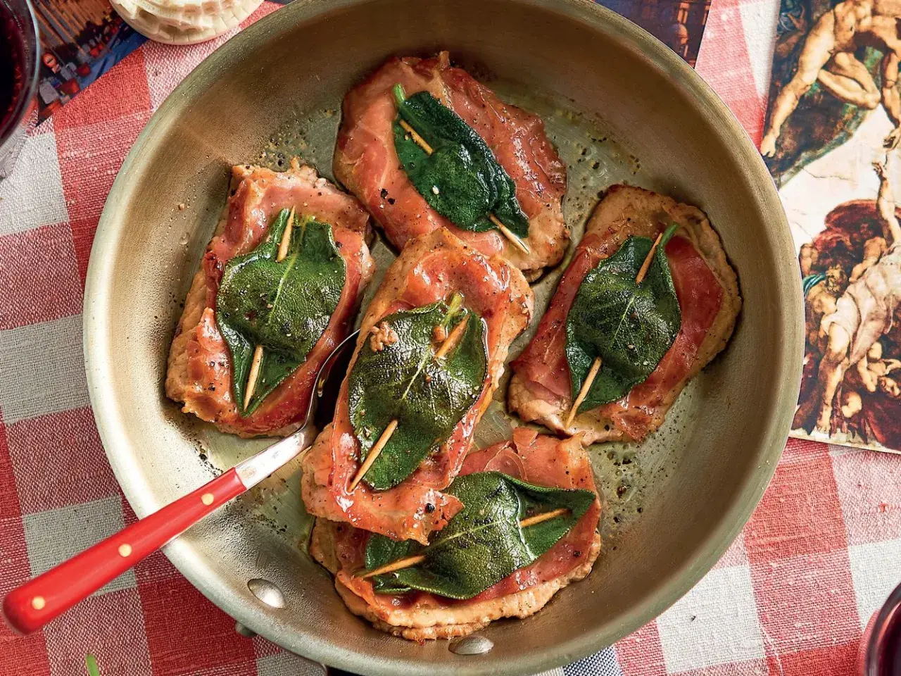 Saltimbocca alla romana in padella, con prosciutto e salvia, pronti per essere gustati.