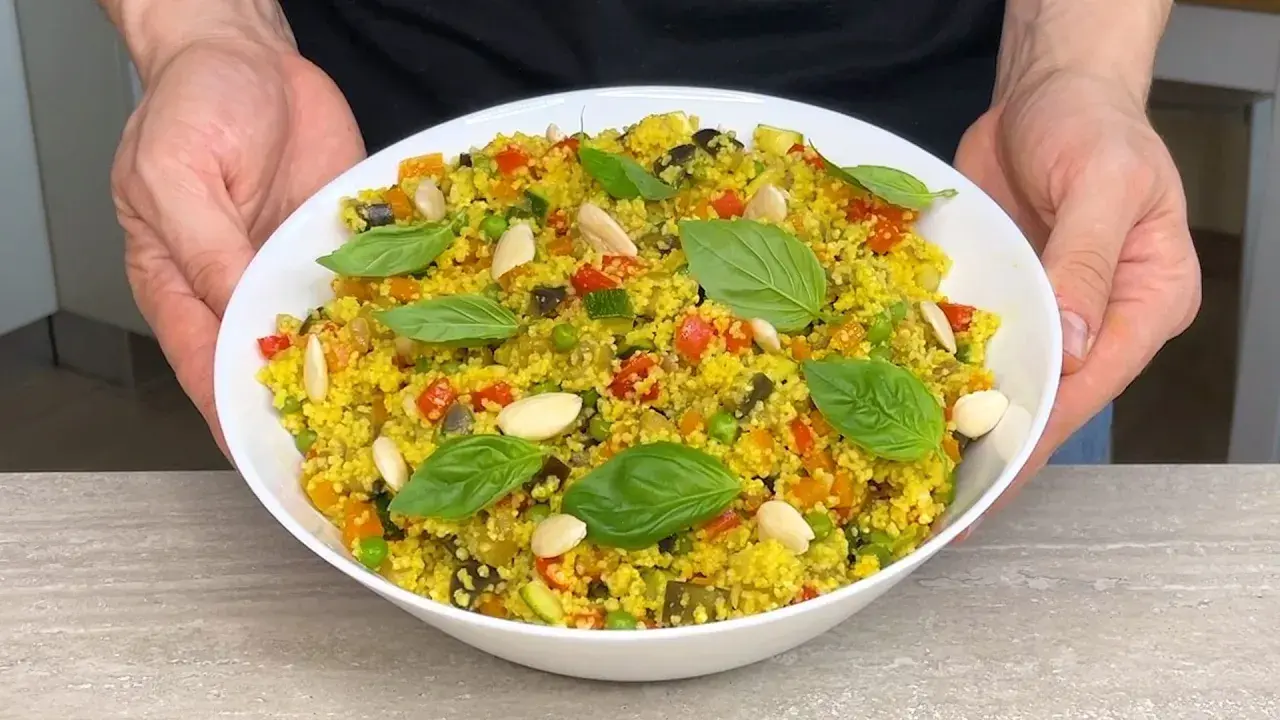 Cous cous colorato con verdure miste, mandorle e basilico. Un'idea perfetta su come condire il cous cous per un piatto fresco e gustoso.