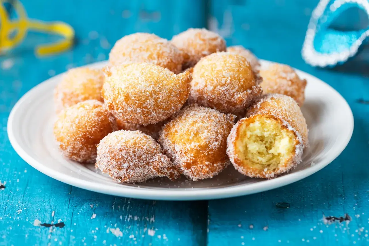 Frittelle di Carnevale facili e veloci, dorate e zuccherate, perfette per una festa.