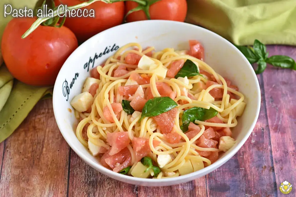 Pasta alla checca con pomodori freschi, mozzarella e basilico, un piatto estivo semplice e gustoso.