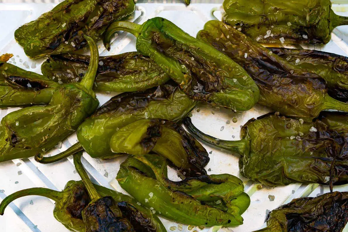 Friggitelli arrostiti con sale grosso, pronti per essere gustati. Ecco come cucinare i friggitelli per un contorno saporito.
