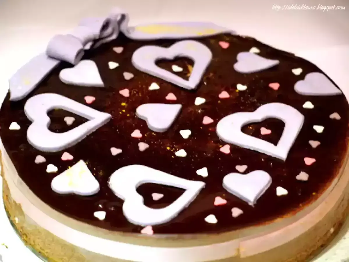 Deliziosa bavarese al cioccolato decorata con cuori lilla, cuoricini colorati e un fiocco.