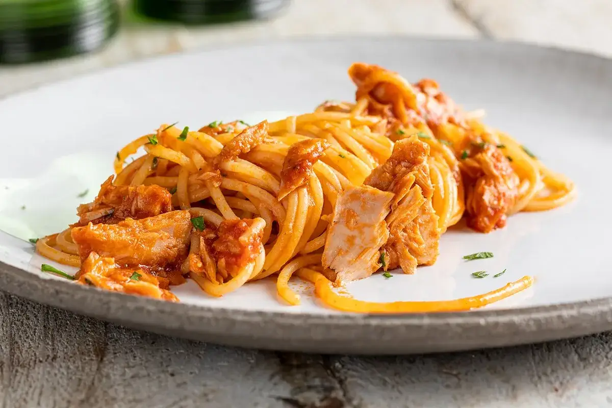 Spaghetti al tonno, un classico saporito, la ricetta della nonna che scalda il cuore.