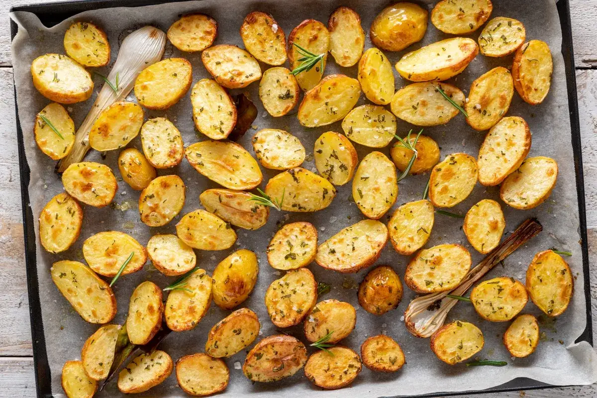 Patate novelle al forno, dorate e croccanti, condite con erbe aromatiche. Un contorno semplice e gustoso.