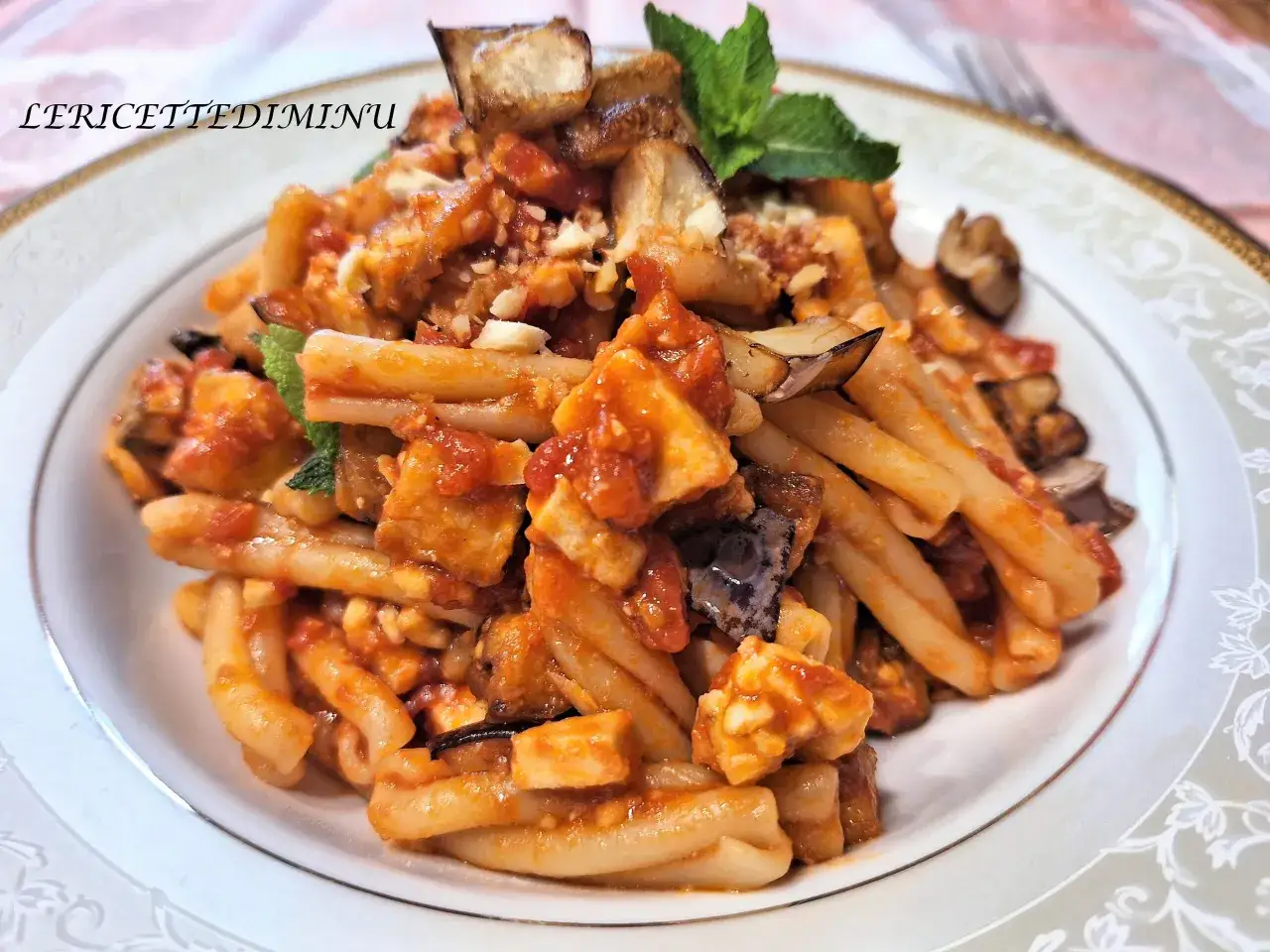 Casarecce con melanzane e pomodoro, un piatto gustoso che ricorda la pasta con pesce spada per la sua ricchezza di sapori.