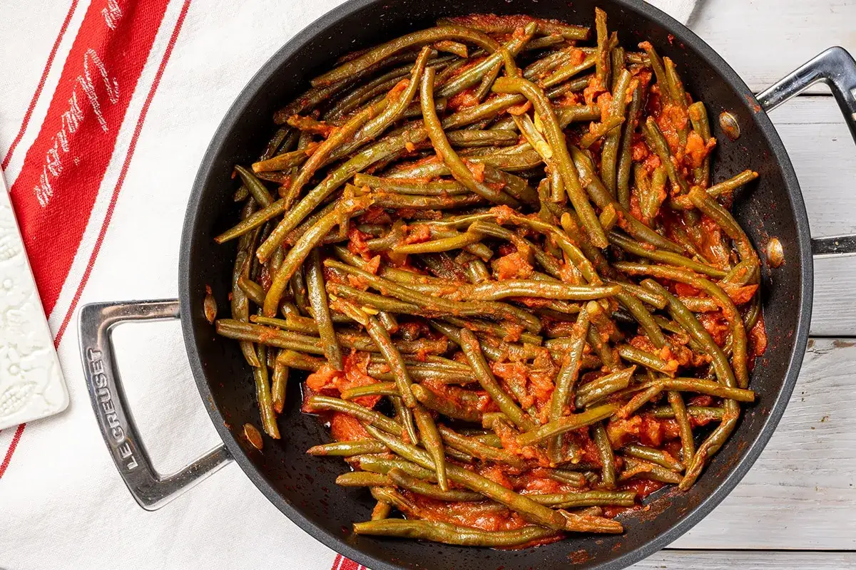 Fagiolini in umido cotti in padella con pomodoro, un contorno saporito e casalingo.