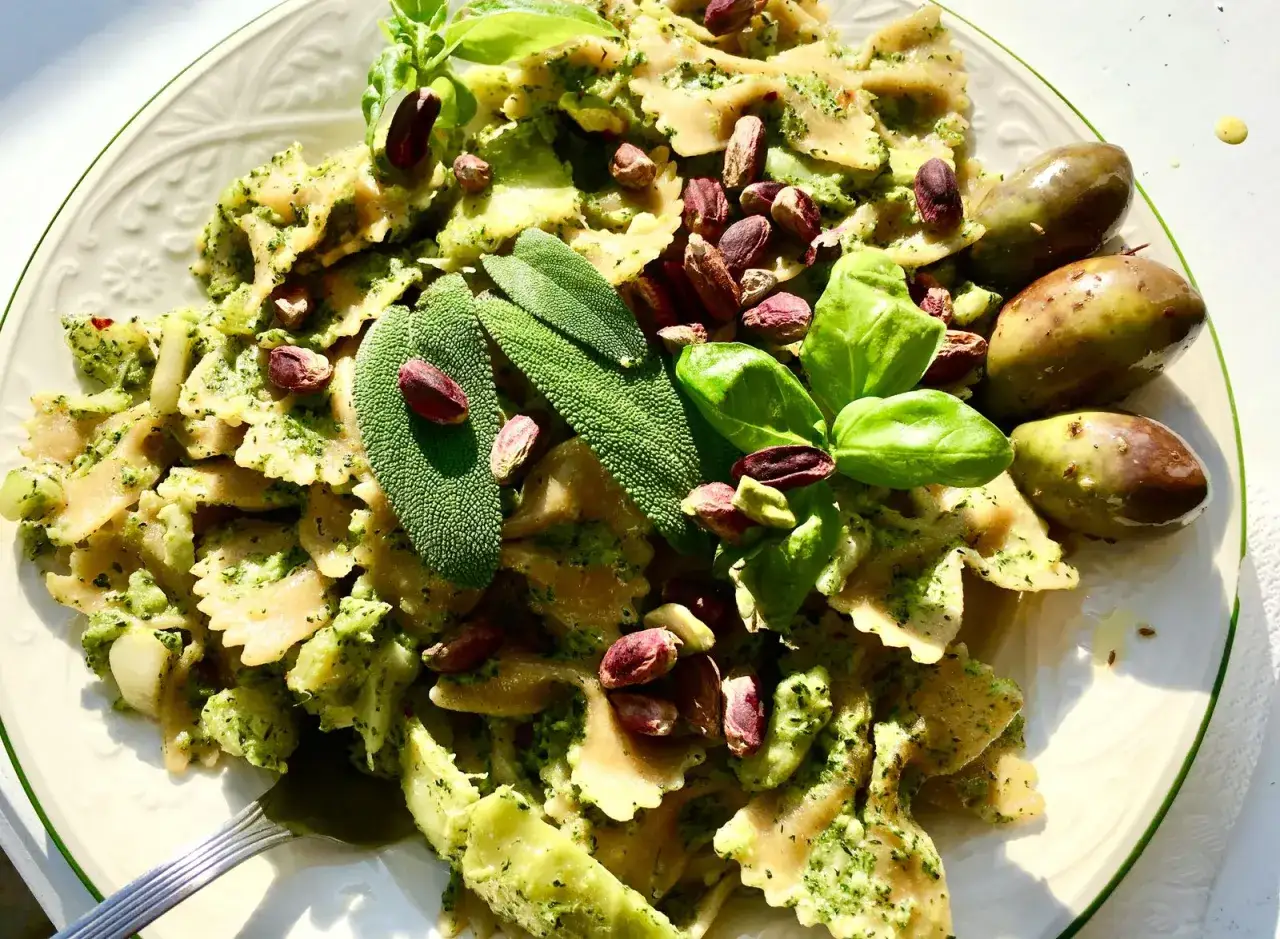 Farfalle condite con un cremoso pesto di salvia, pistacchi e olive verdi. Un piatto profumato e gustoso.