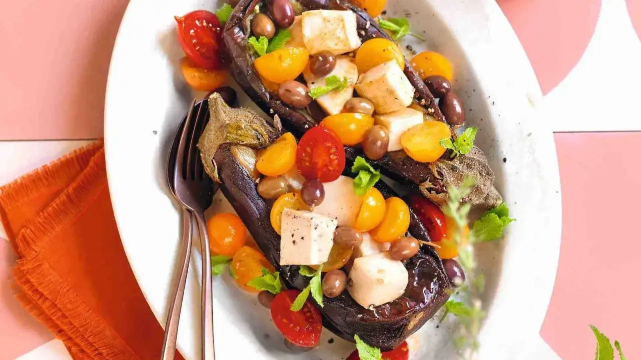 Melanzane ripiene con pomodorini, olive e feta. Un'idea gustosa tra i 100 modi per cucinare le melanzane.