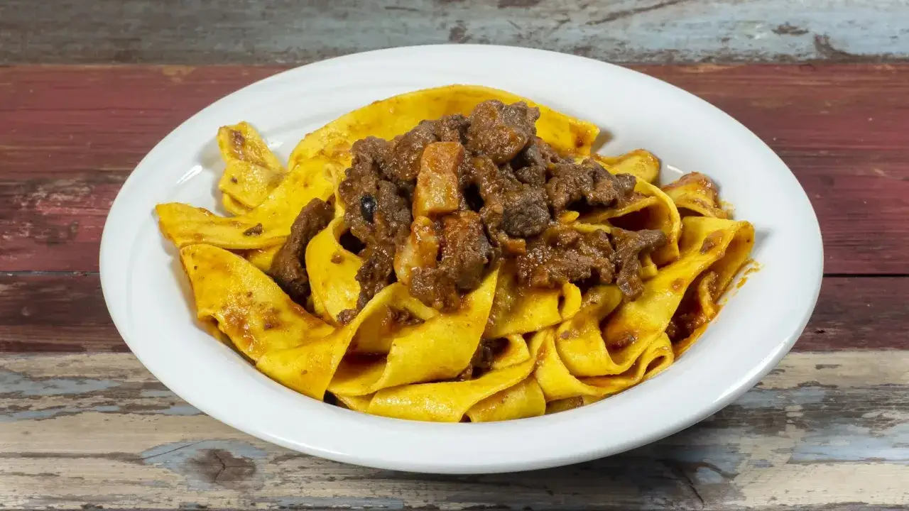 Piatto di pappardelle al cinghiale, pasta fresca condita con un ricco rag&ugrave; di cinghiale.