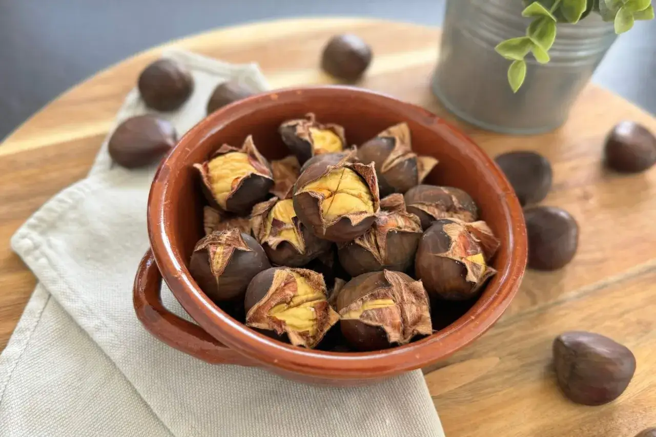 Castagne in friggitrice ad aria, pronte per essere gustate. Un sapore autunnale che scalda il cuore.