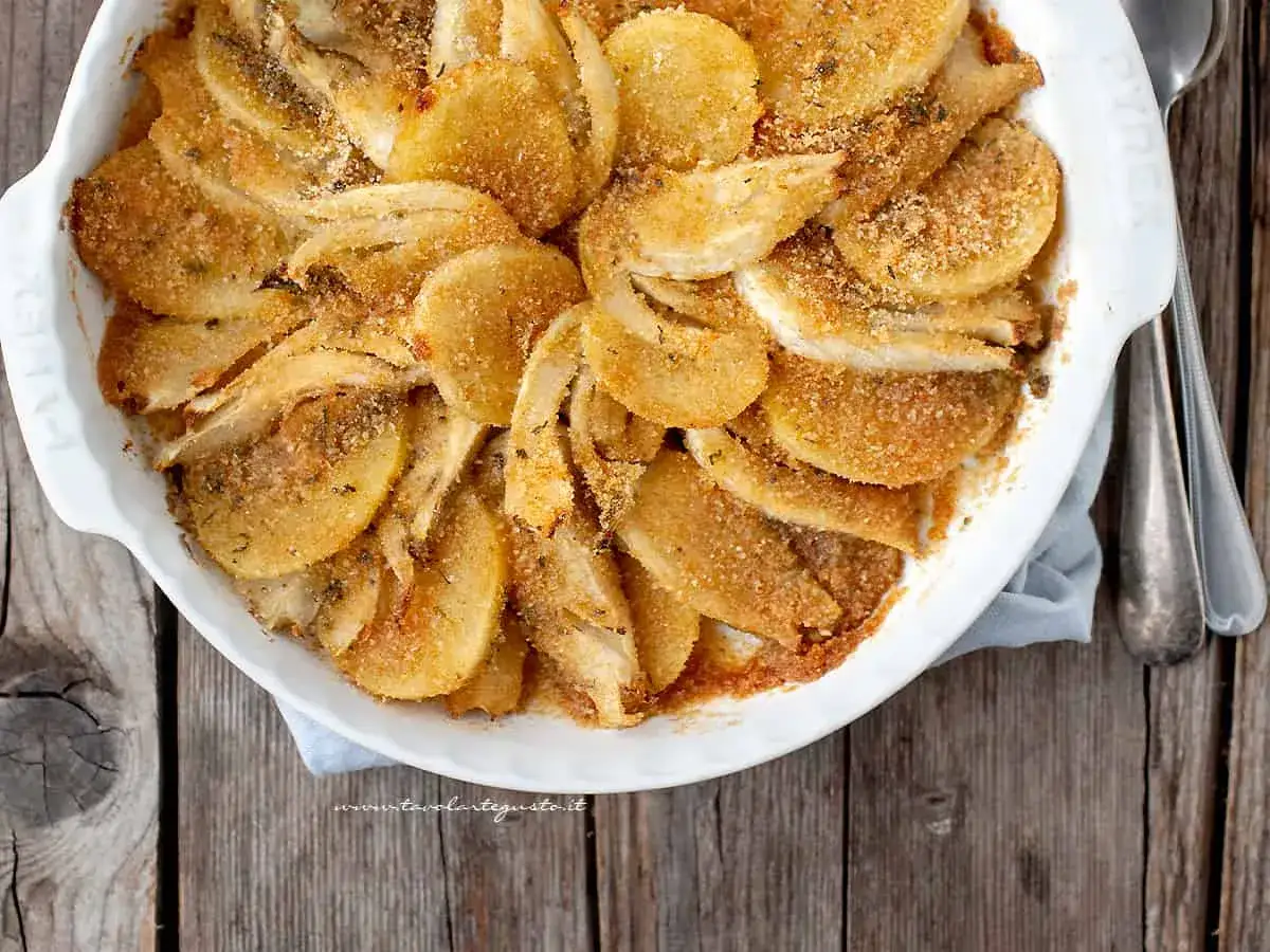 Finoçchi gratinati al forno, dorati e croccanti, pronti per essere gustati.