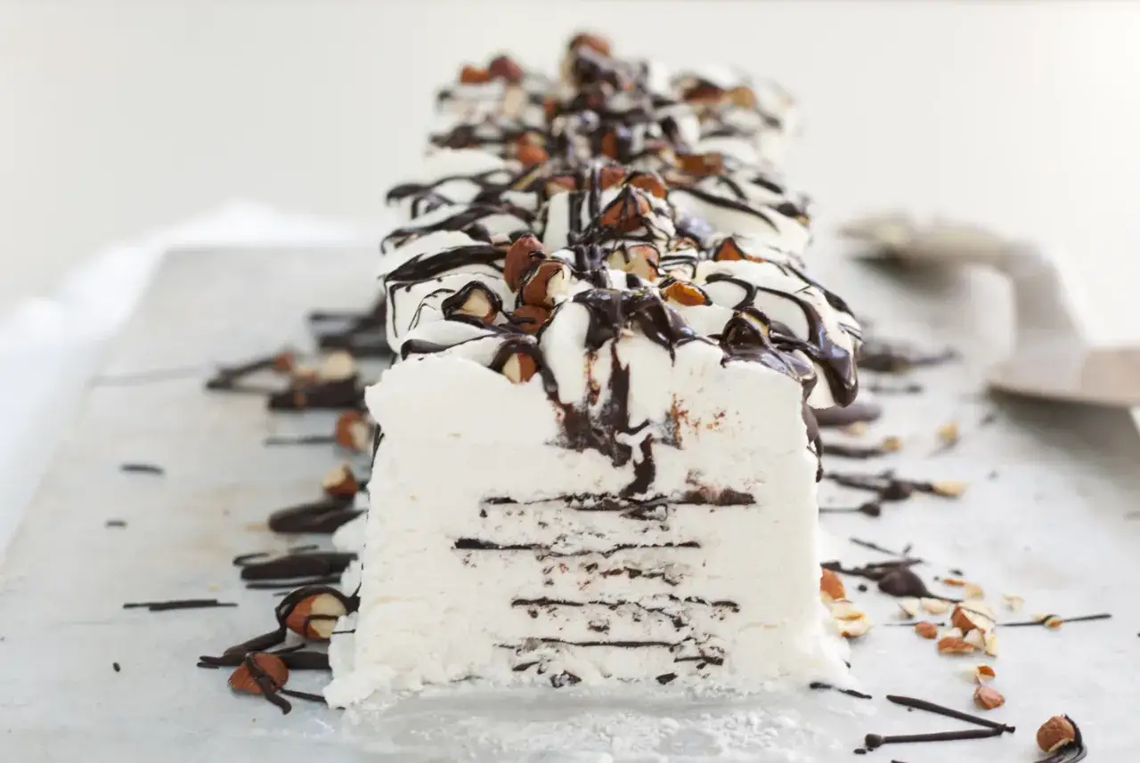Semifreddo al cioccolato, un dolce gelato stratificato con cioccolato fuso e mandorle croccanti, perfetto per un dessert estivo.