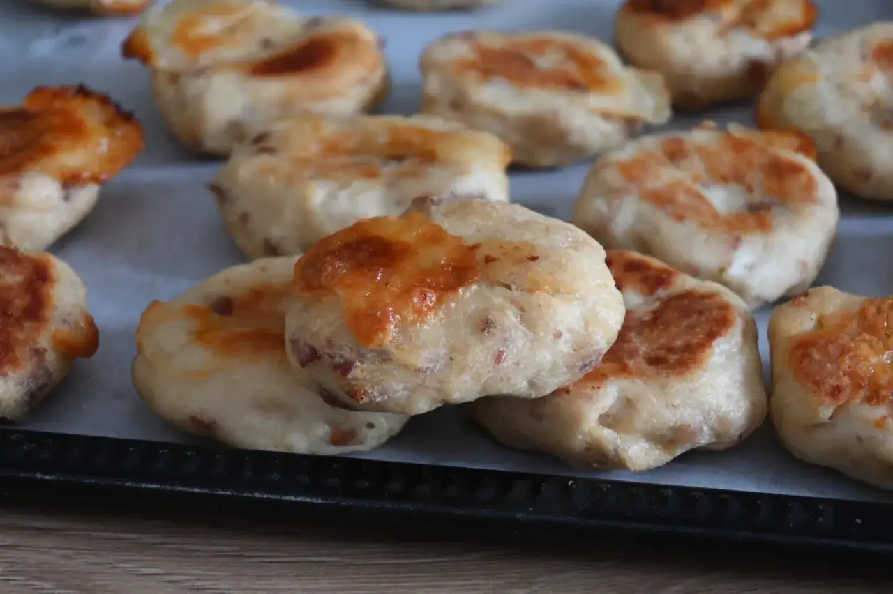 Polpette di pollo dorate e gustose, appena sfornate, pronte per essere gustate.