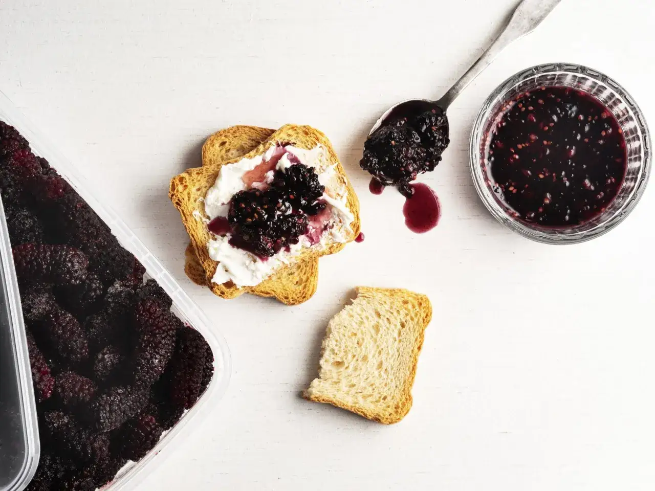 Fresco e invitante: la ricetta marmellata di more fatto in casa da Benedetta, pronta per essere gustata su pane tostato con ricotta.