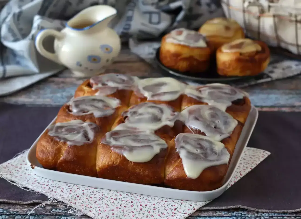 Cinnamon rolls ricetta: soffici e glassati, pronti per essere gustati. Un dolce perfetto per ogni occasione.