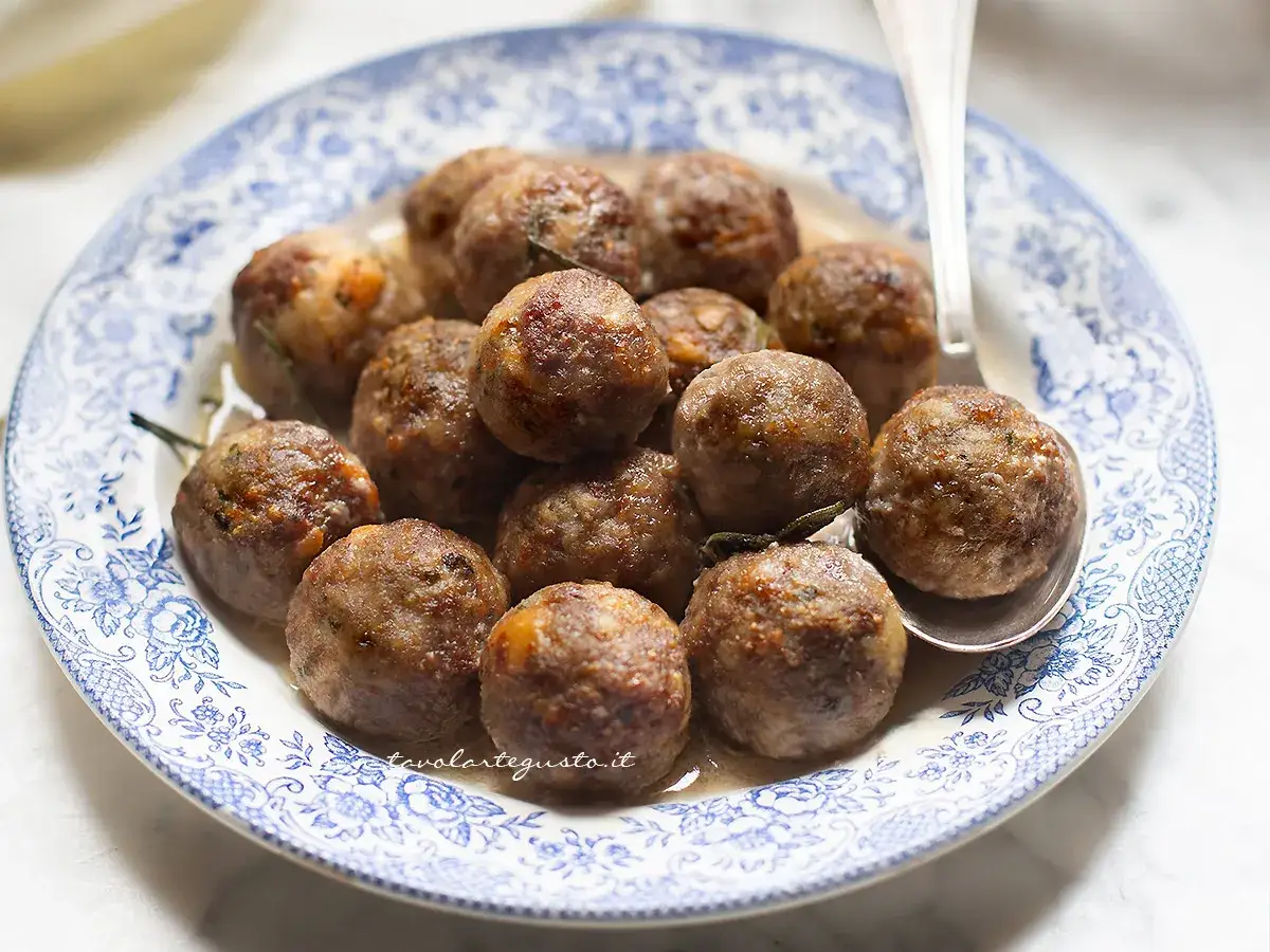 Polpette dorate e succulente, cotte alla perfezione nella friggitrice ad aria, servite su un piatto decorato.