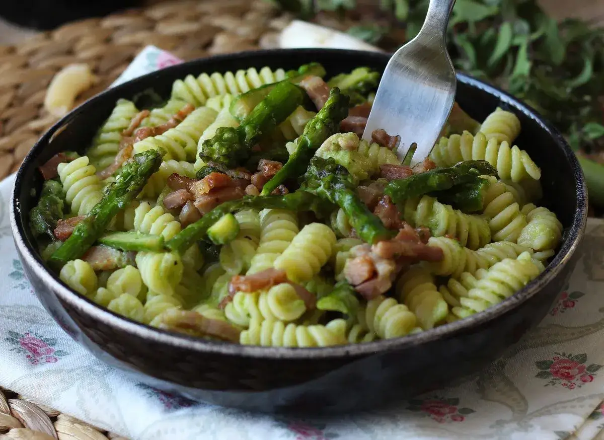 Pasta con asparagi e pancetta, un piatto fatto in casa da Benedetta, cremoso e saporito, pronto per essere gustato.