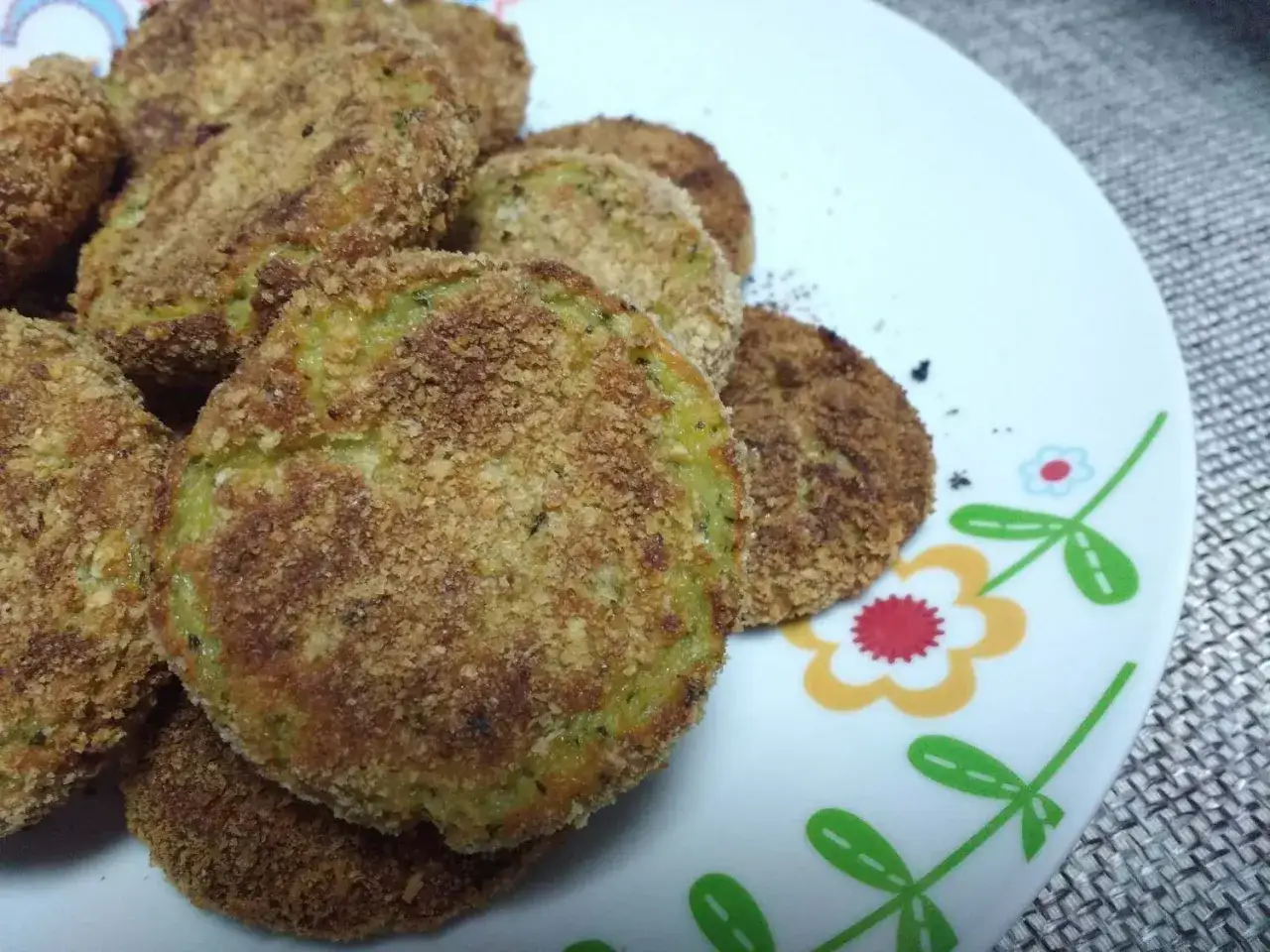 Polpette di zucchine dorate e croccanti, pronte per essere gustate.